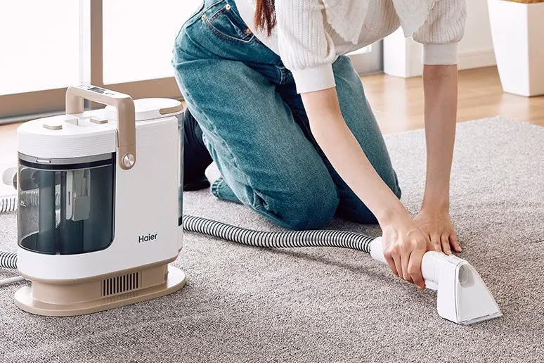 ブラシで汚れをかき出す様子