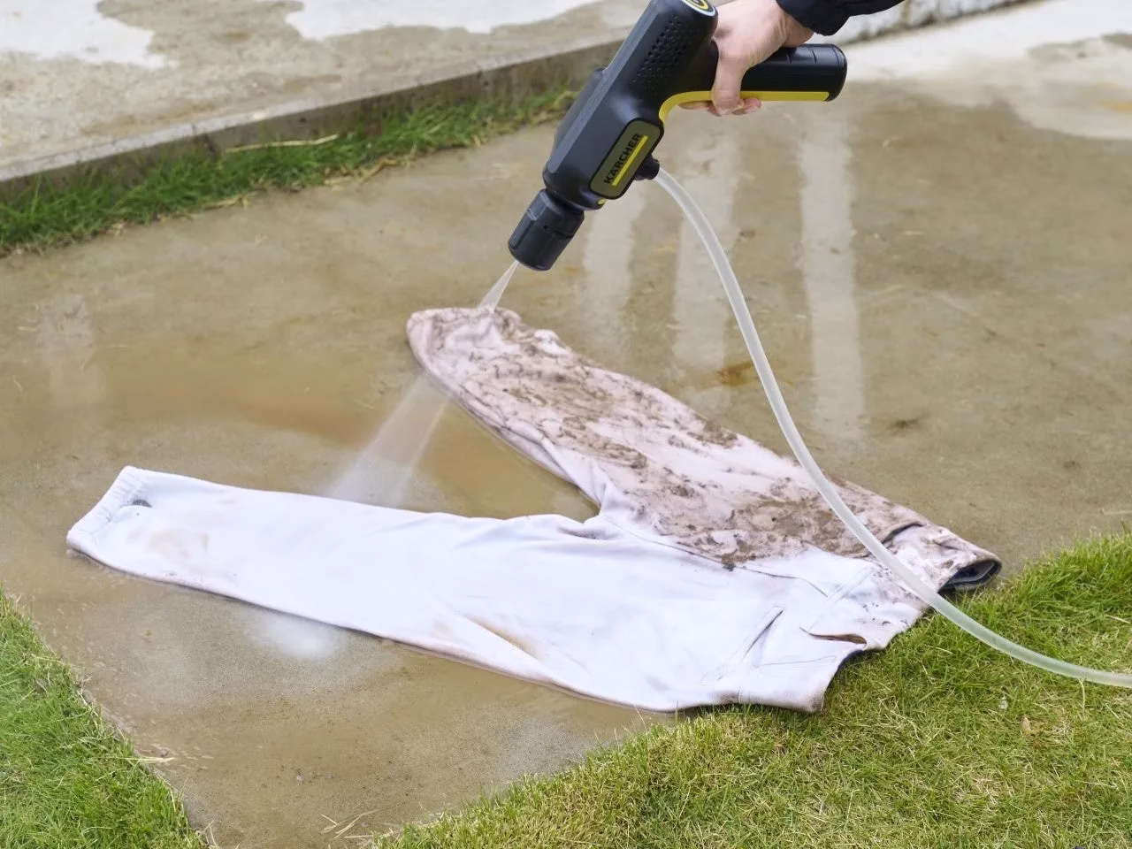 泥汚れを落とす様子