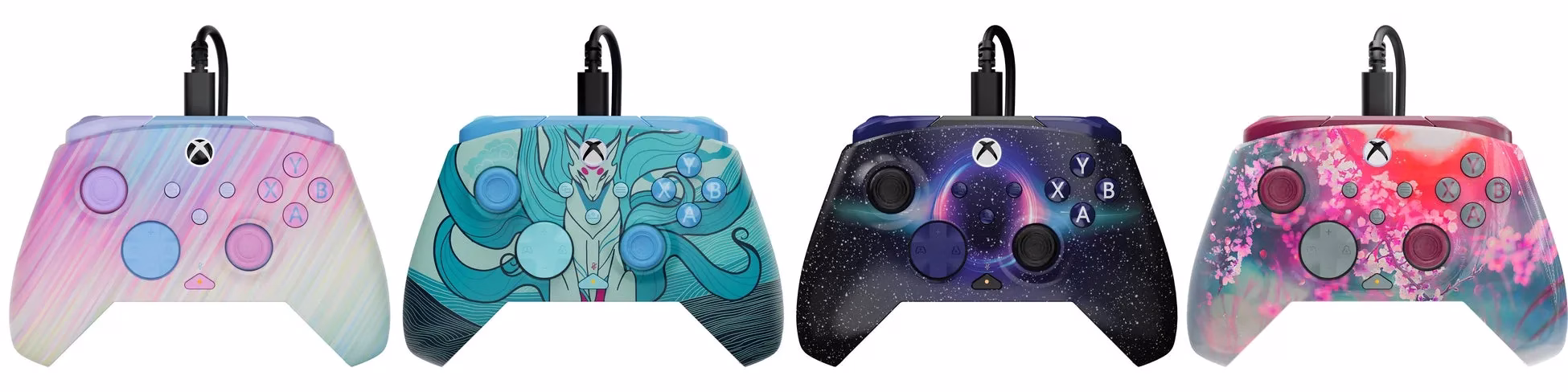 4つのデザインが施されたXboxコントローラー