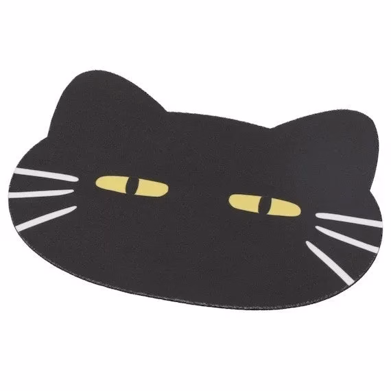 黒猫の顔を模したマット。黄色い目と白いヒゲが特徴的。