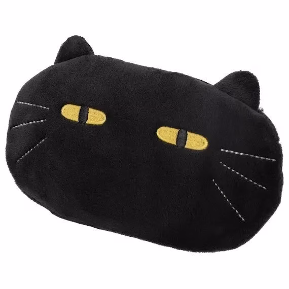 黒い猫の形をしたポーチのクローズアップ写真