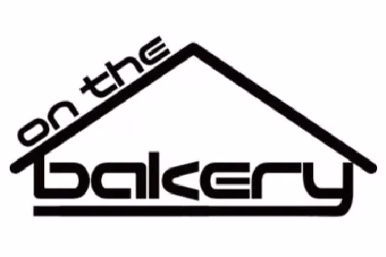 ロゴマーク。家の形の中に文字が配置されている。