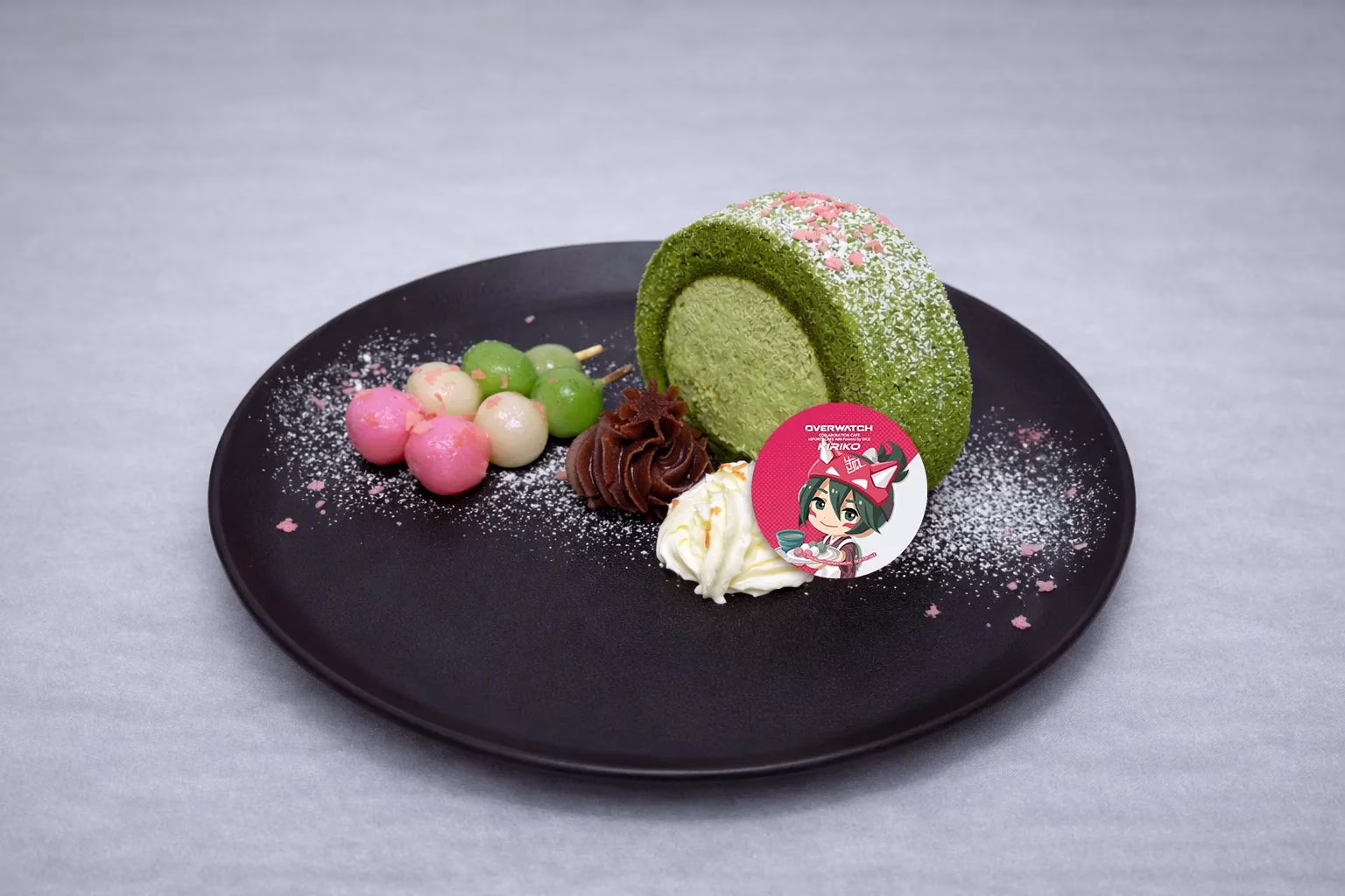 抹茶ロールケーキや団子、クリームなどが盛り付けられたデザート