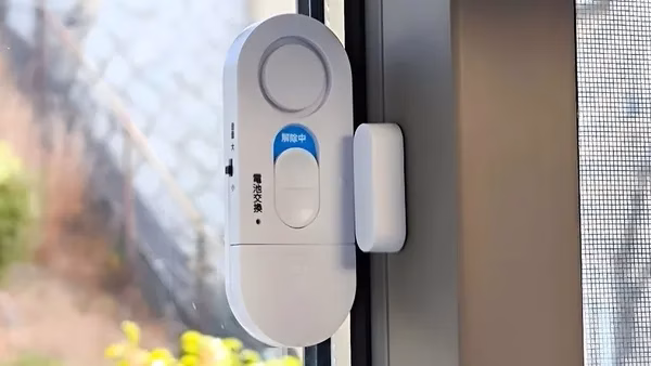 窓に設置されたスマアラーム