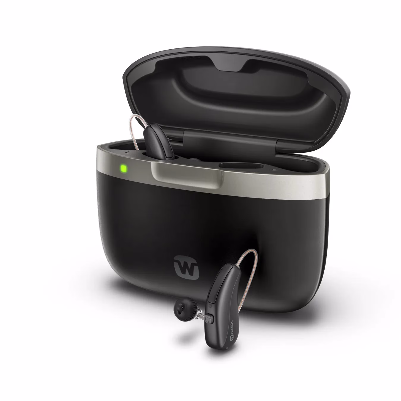 補聴器と充電器が写った画像です。充電器は黒とシルバーのツートンカラーで、補聴器は黒色です。