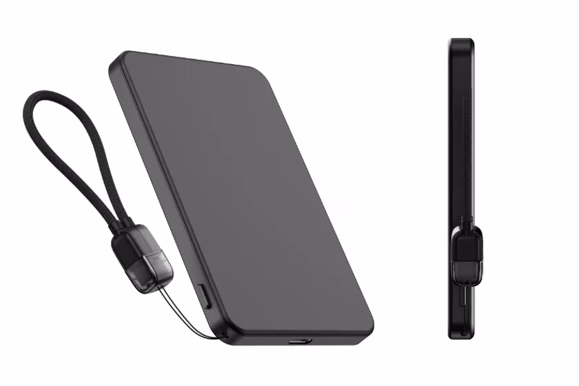 黒色のモバイルバッテリーの製品画像です。本体にはストラップが付いています。