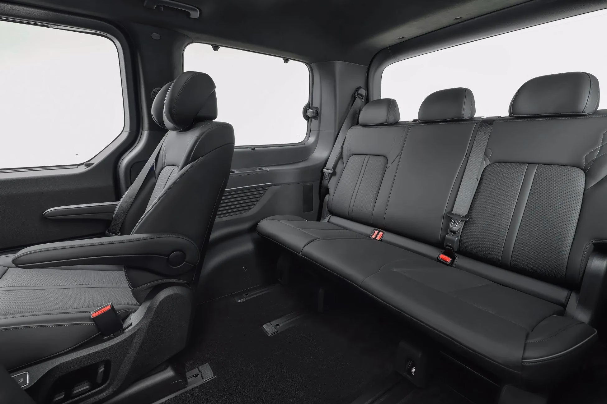 車の内装の写真です。黒色のレザーシートが特徴で、シートベルトやヘッドレストも確認できます。車内は明るく、清潔感があります。