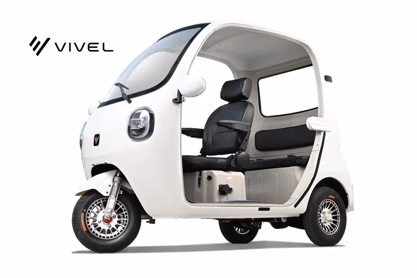 白い三輪の電気自動車の正面からの画像です。車体にはVIVELのロゴがあります。