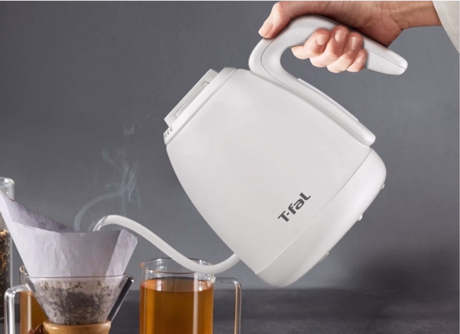 白い電気ケトルからお湯を注いでいる様子