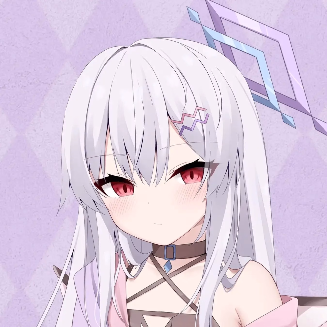 白い髪と赤い目のアニメの女の子のイラスト。背景は紫色の菱形模様。