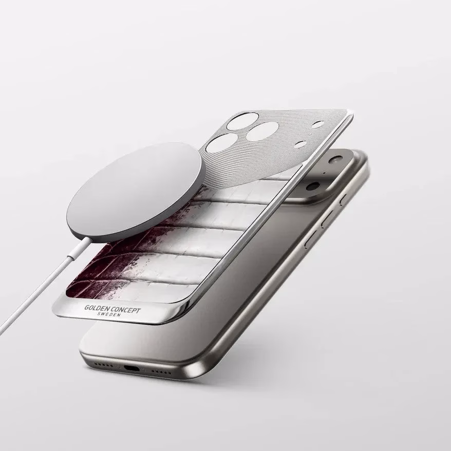 iPhoneの背面に取り付けられる高級感のあるケースとMagSafe充電器が一体となった製品のイメージ画像です。ケースはクロコダイル調のデザインで、洗練された印象を与えます。