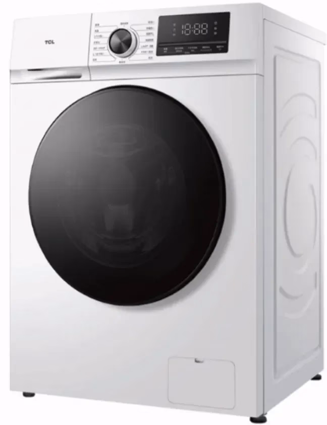白いTCL洗濯機の正面図。洗濯機のドアは黒く、前面にはデジタルディスプレイとコントロールノブがあります。