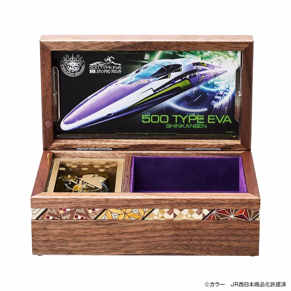 木製の箱の中に、ビジュアルカードと紫色のベルベットが敷き詰められた様子