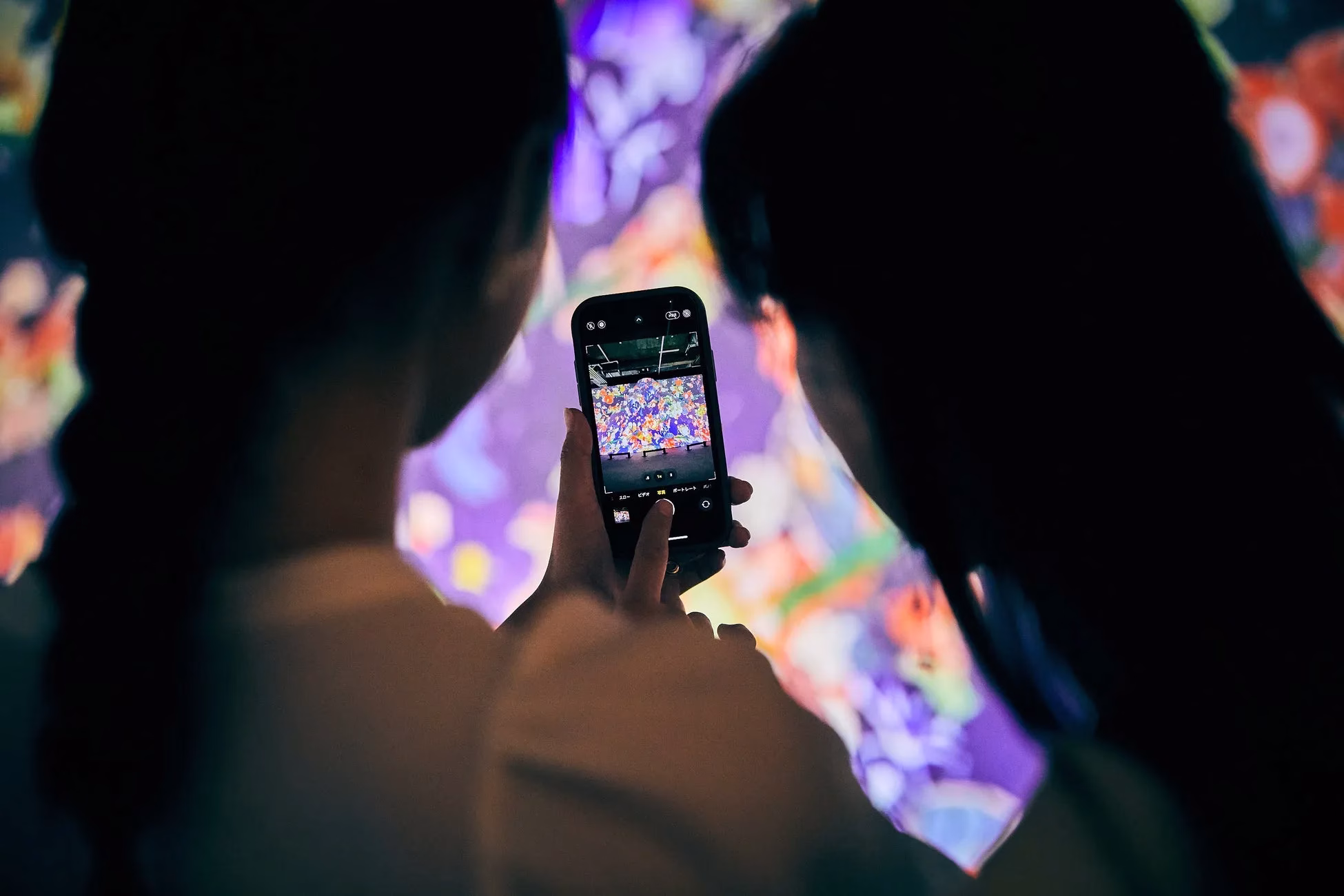 デジタルアート,プロジェクションマッピング,カラフル,アート展,スマートフォン,撮影,人物,屋内,体験型,光,鑑賞,現代アート