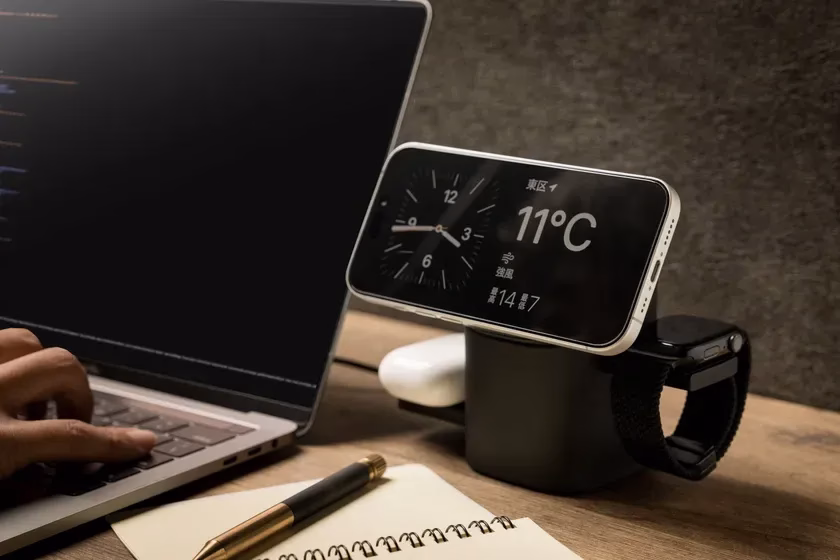 スマートフォン、Apple Watch、AirPods、ノートパソコン、ペンが写っている写真。スマートフォンには天気予報が表示されており、気温は11℃。