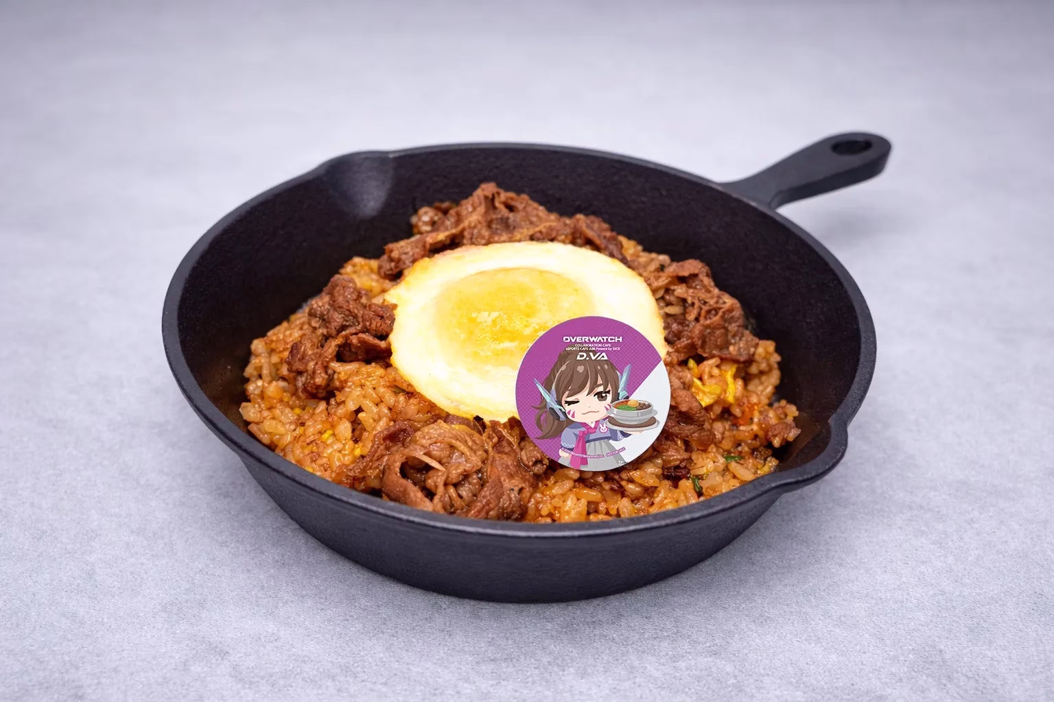 黒いフライパンに盛られたチャーハン