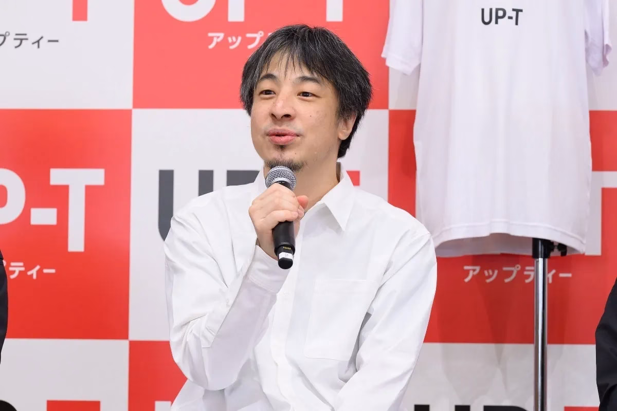 マイクを持ち話すひろゆき氏