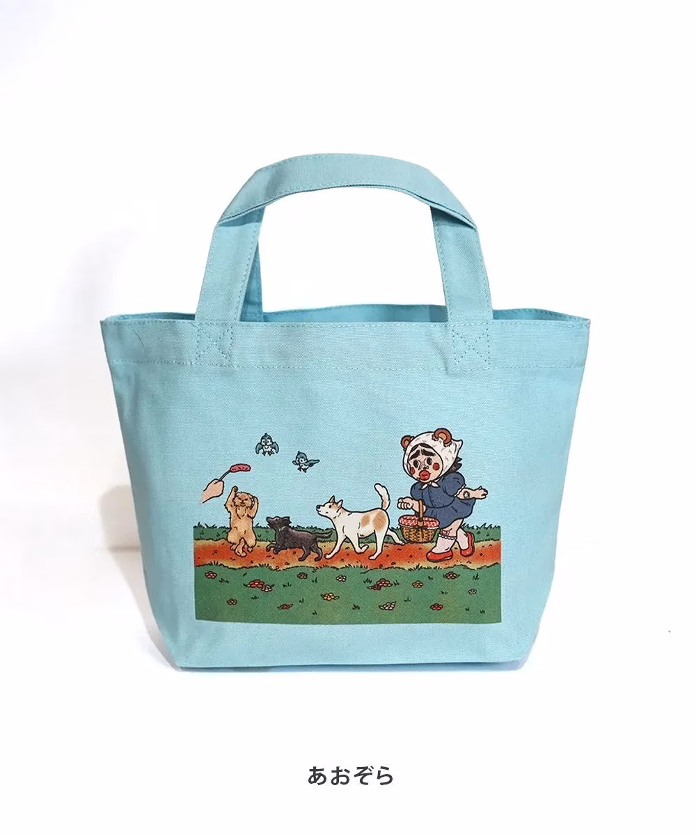水色のトートバッグ。犬と熊のキャラクターが描かれており、バッグの底には葉っぱが描かれている。
