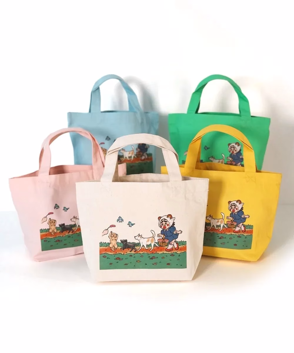 5色のトートバッグの画像。それぞれのバッグには、犬と子供が描かれたイラストがプリントされている。