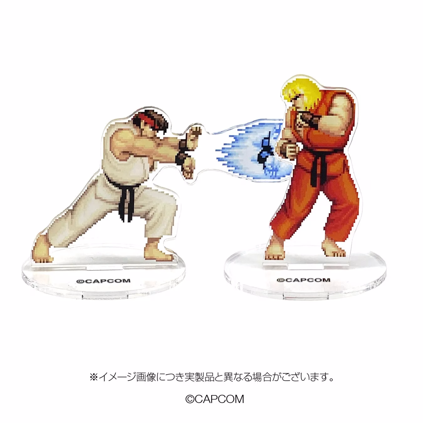 ストリートファイターのリュウとケンを模したアクリルスタンド。リュウが波動拳を放ち、ケンがそれを受け止めている