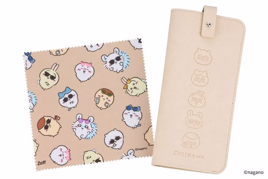 ちいかわのキャラクターたちがメガネやサングラスをかけたデザインの眼鏡拭きと、キャラクターのシルエットがエンボス加工されたベージュのメガネケース