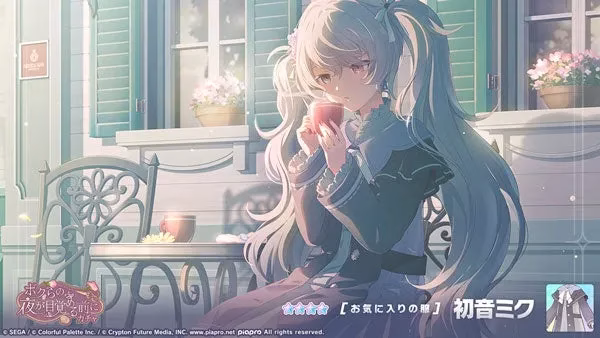 カフェで飲み物を楽しむ初音ミクのイラスト。窓や花が描かれている。