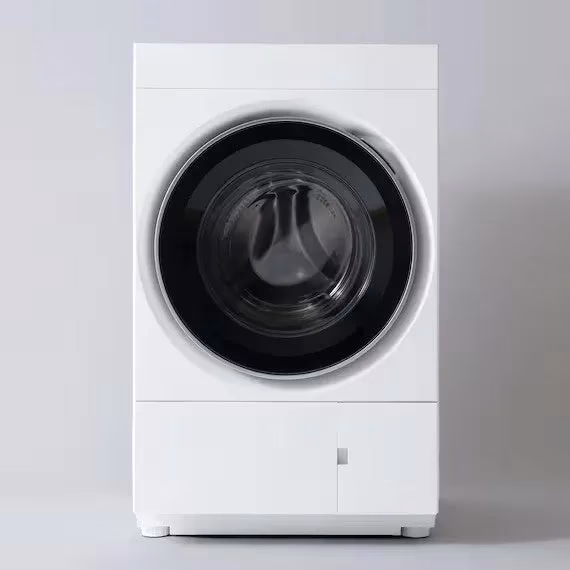 白い洗濯機の正面写真です。洗濯機の正面には、大きな黒い円形の窓があり、その内側には洗濯ドラムが見えます。洗濯機は白い壁に配置されています。