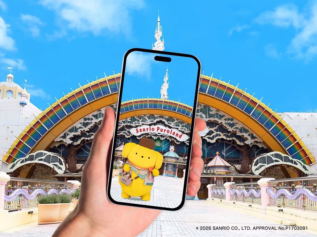 サンリオピューロランドでポムポムプリンをスマートフォンで撮影している様子