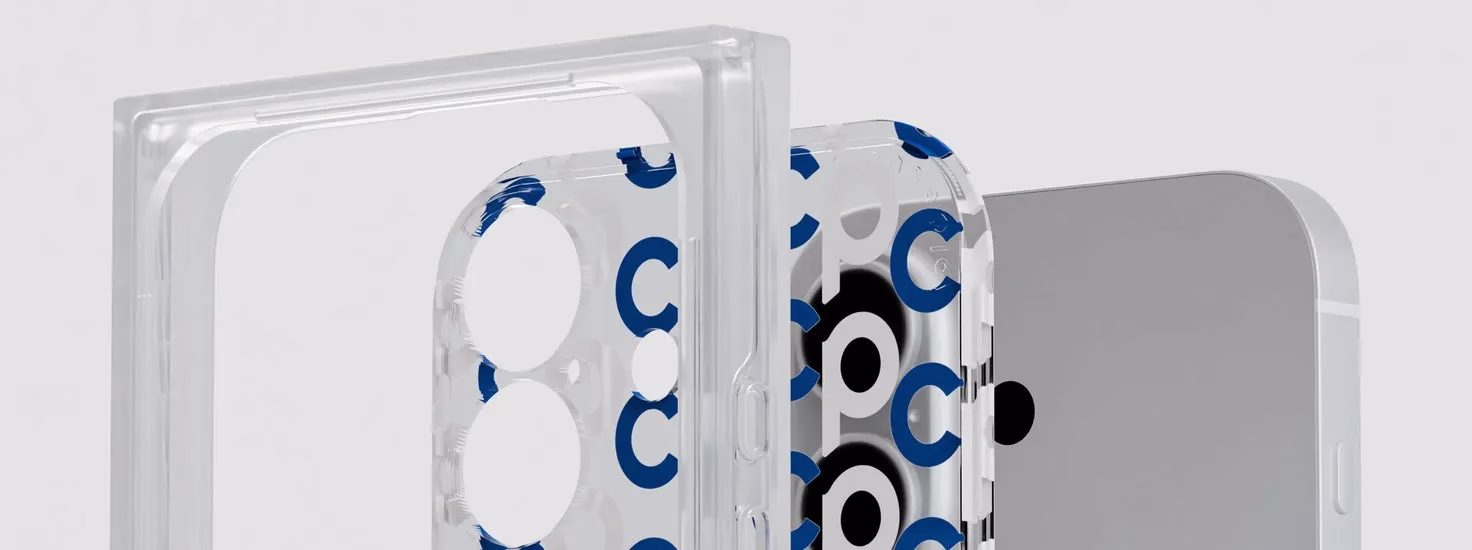 透明なケースに入ったiPhoneと、ケースのアップ。ケースには、青色の「C」の文字がパターンとしてプリントされています。