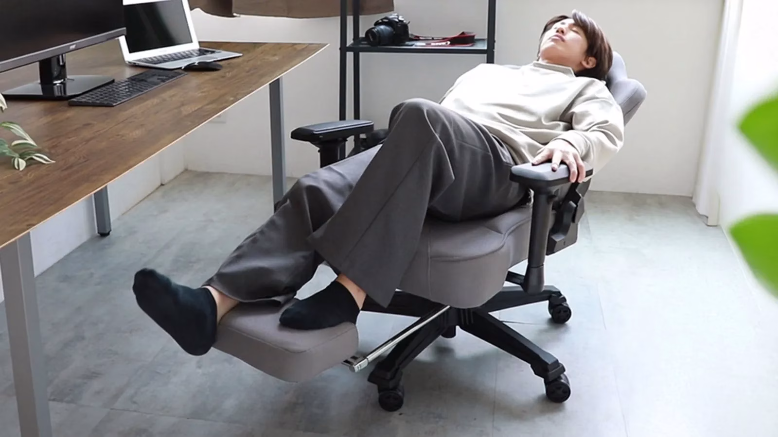 フルリクライニングとフットレストでくつろぐ様子