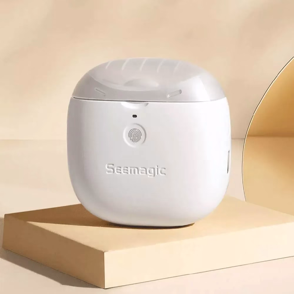 白い製品が置かれた写真。製品には「Seemagic」のロゴがあり、指紋認証のようなマークが付いています。製品は、ベージュ色の台の上に置かれています。