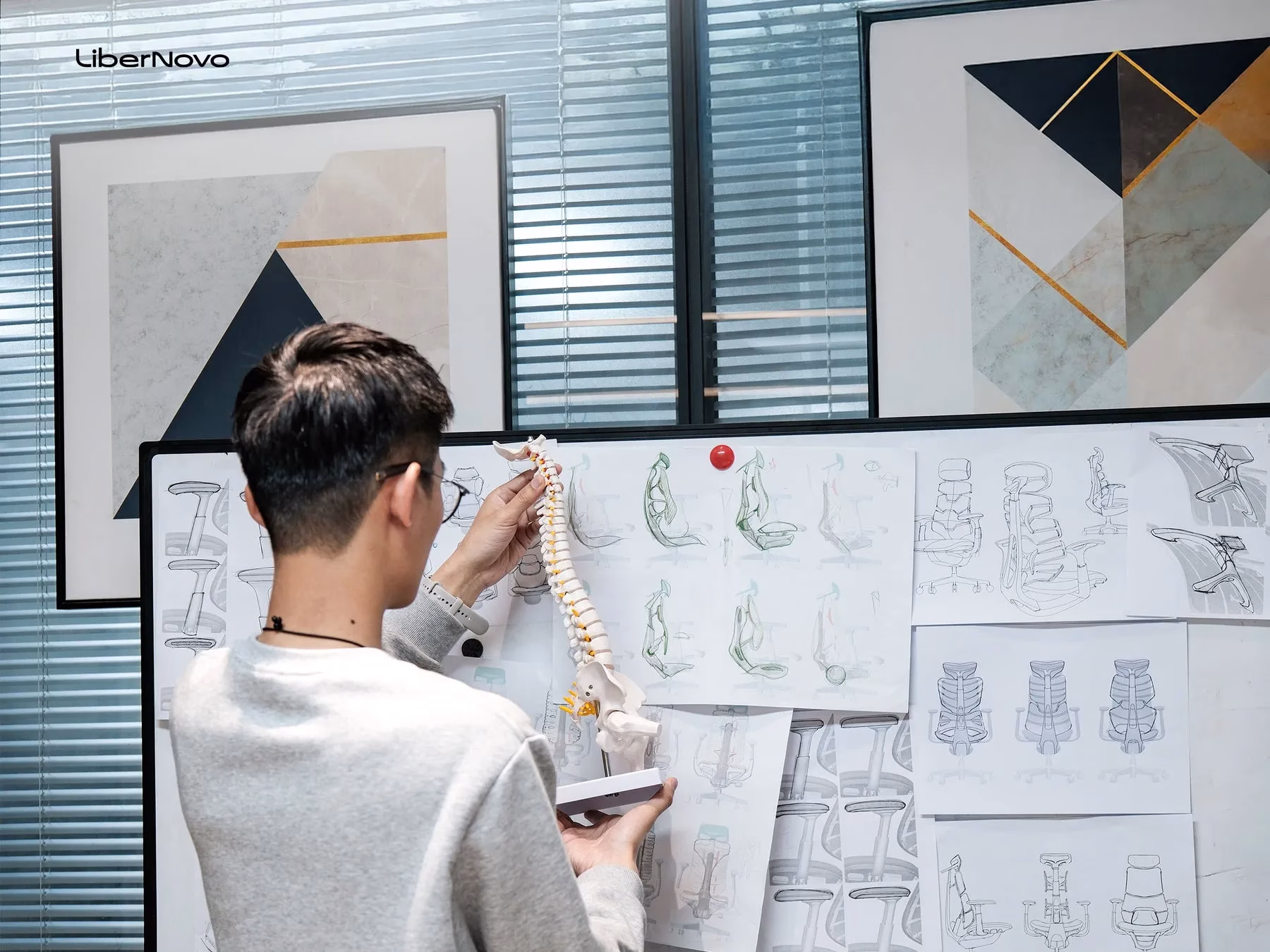 椅子設計について語る男性