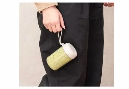 人が手に持った容器を持っている様子