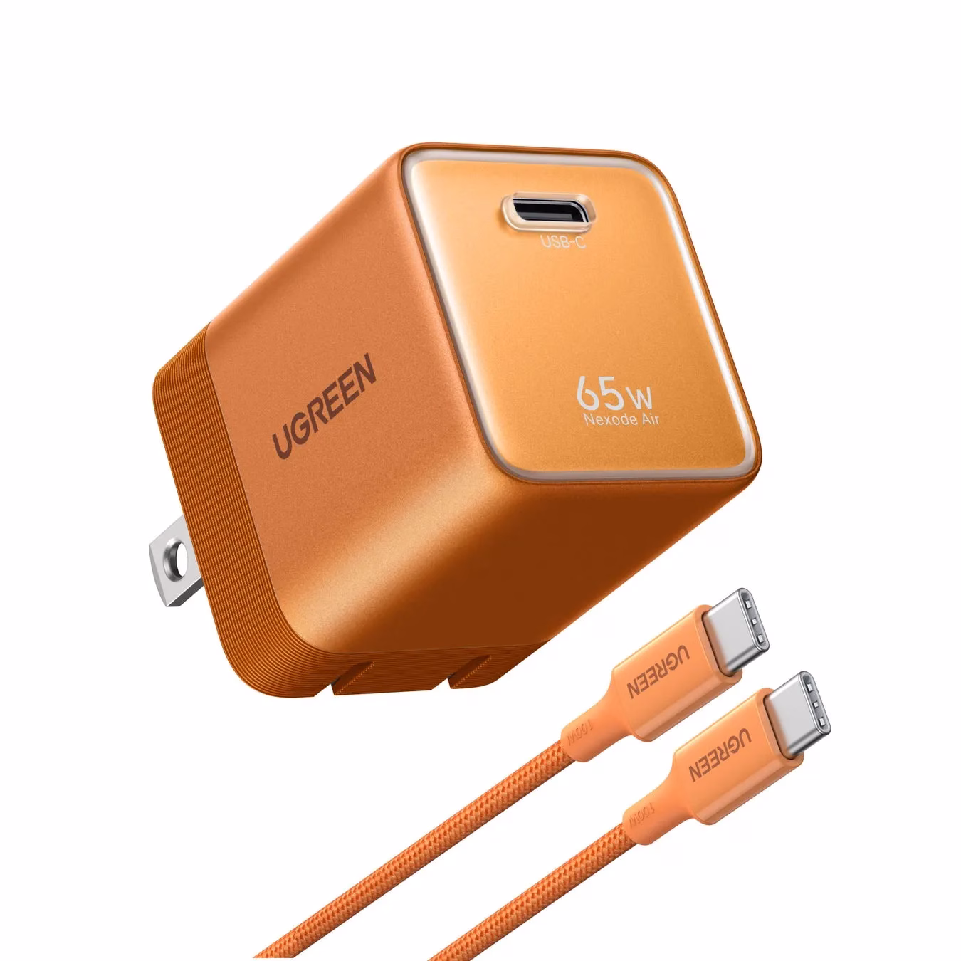 オレンジ色の充電器とケーブルの画像。充電器には「UGREEN」のロゴと「65W Nexode Air」の表記があり、USB-Cポートが付いている。ケーブルにも「UGREEN」のロゴが入っている。