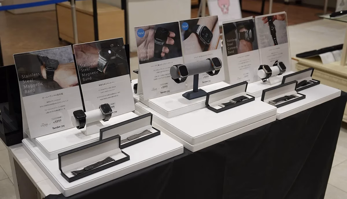 腕時計の展示。さまざまな種類のステンレススチールバンドとアクセントバンドが並べられ、価格が表示されています。
