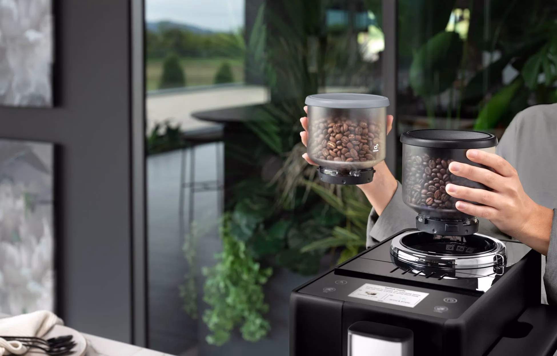 ビーンスイッチシステムで豆を入れ替える様子