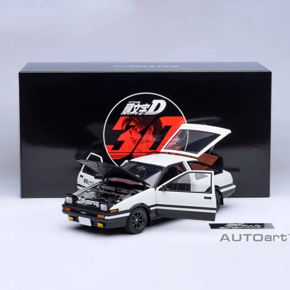 AE86モデルのエンジンルームが開いている写真