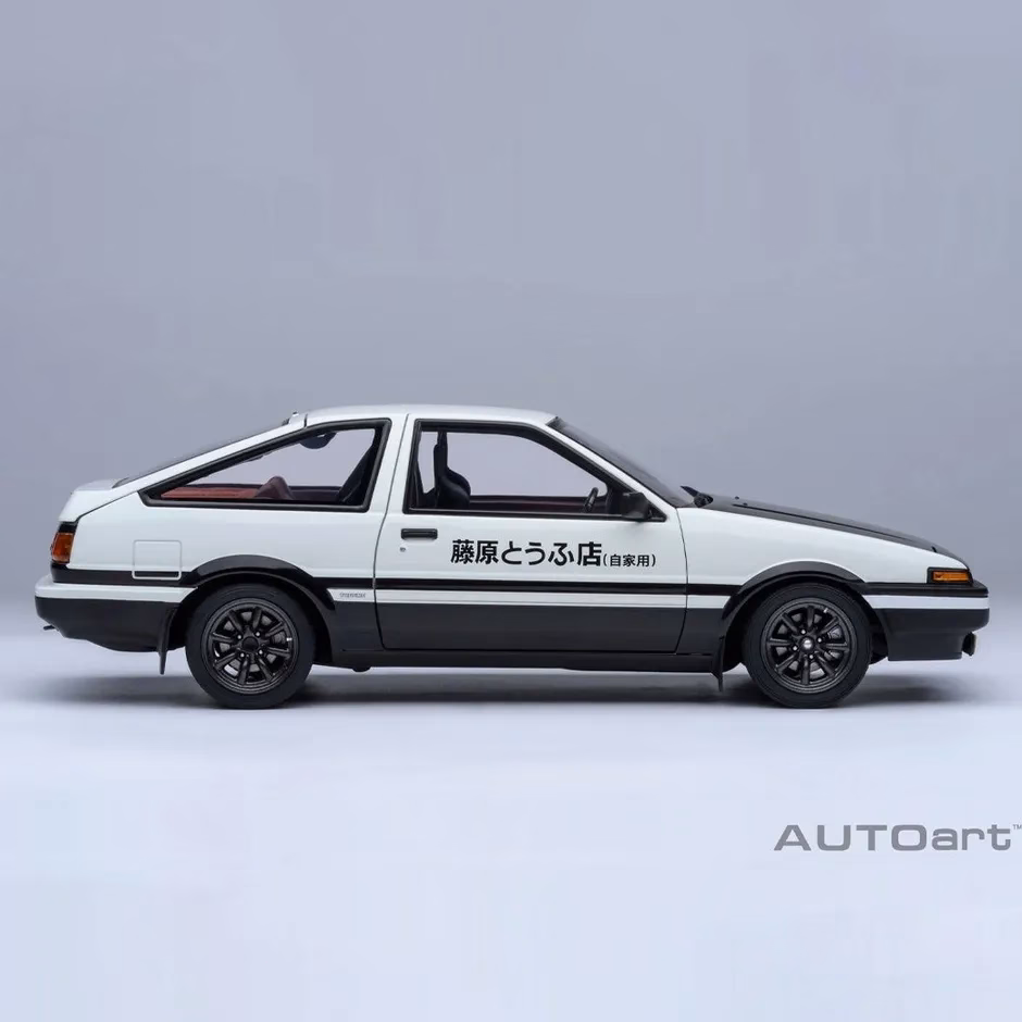 AE86モデルの室内、ハンドルとメーター部分